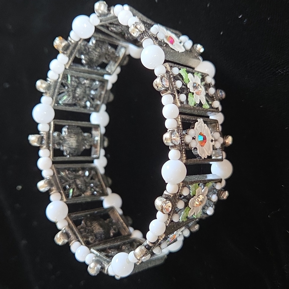 Chic White and Silver Beaded Bracelet - Picture 3 of 3